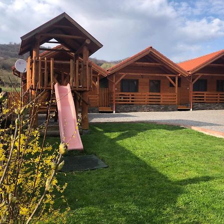 Riverside Woodhouses Прайд Екстериор снимка