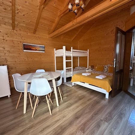 Riverside Woodhouses Прайд Екстериор снимка