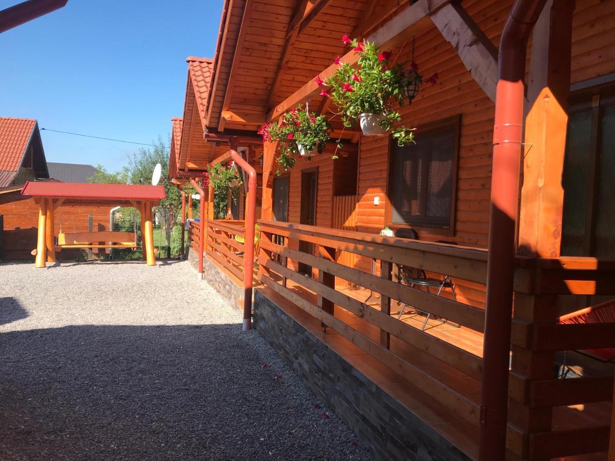 Riverside Woodhouses Прайд Екстериор снимка