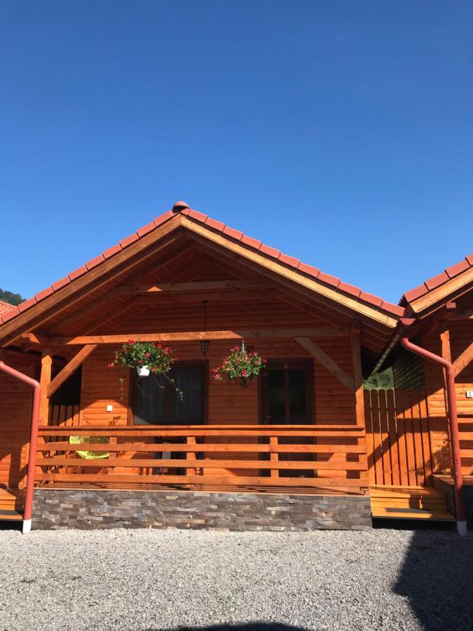 Riverside Woodhouses Прайд Екстериор снимка