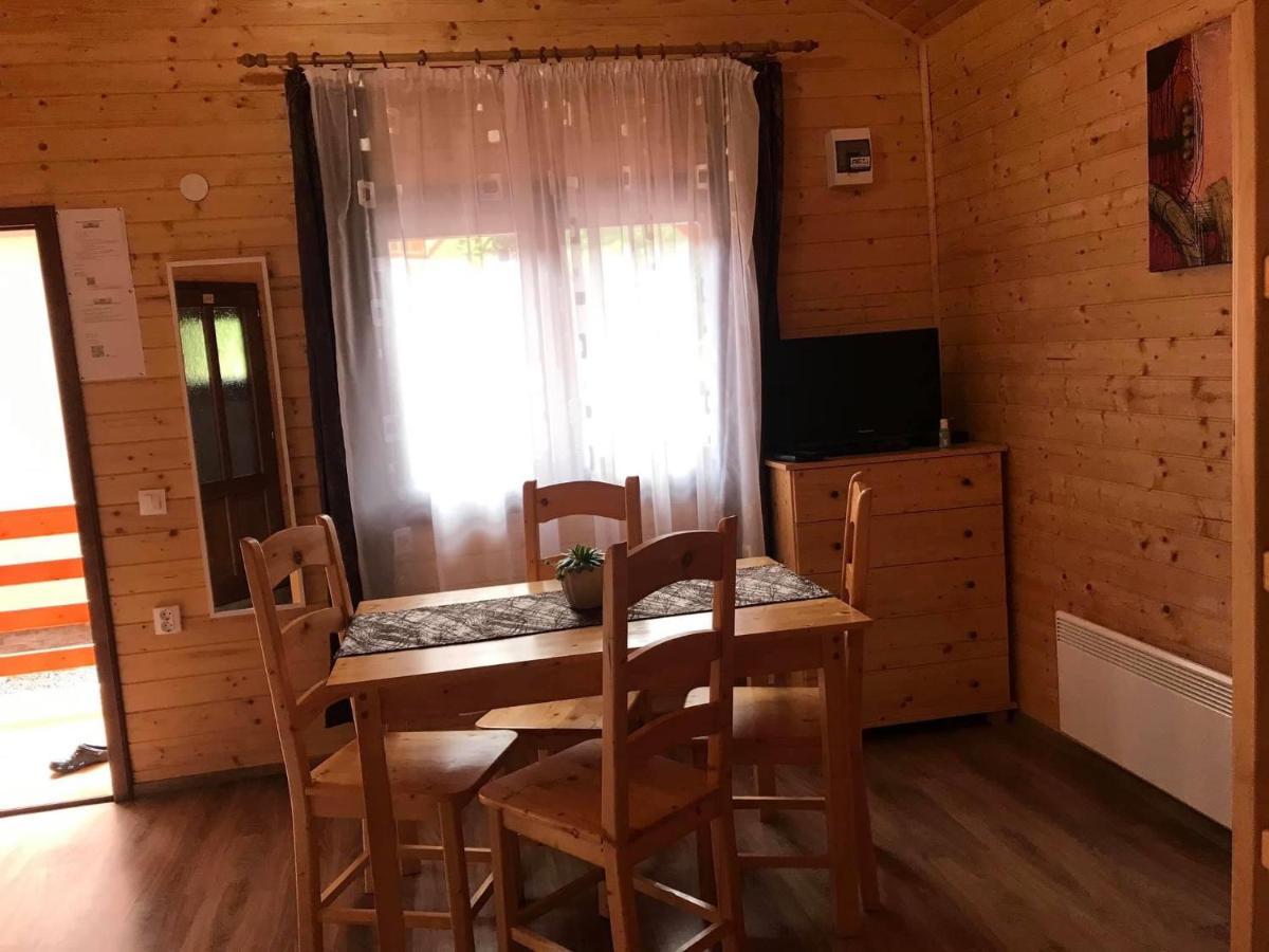 Riverside Woodhouses Прайд Екстериор снимка