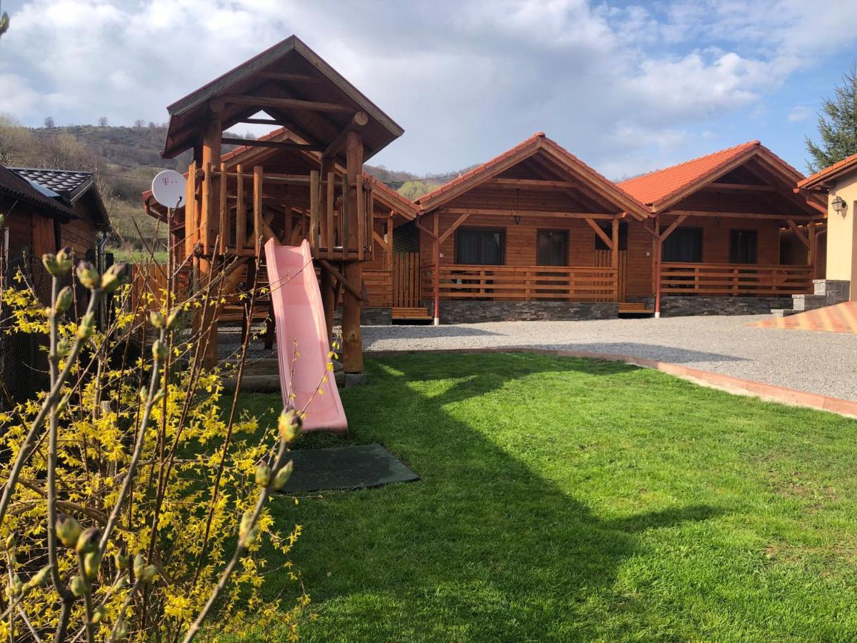 Riverside Woodhouses Прайд Екстериор снимка