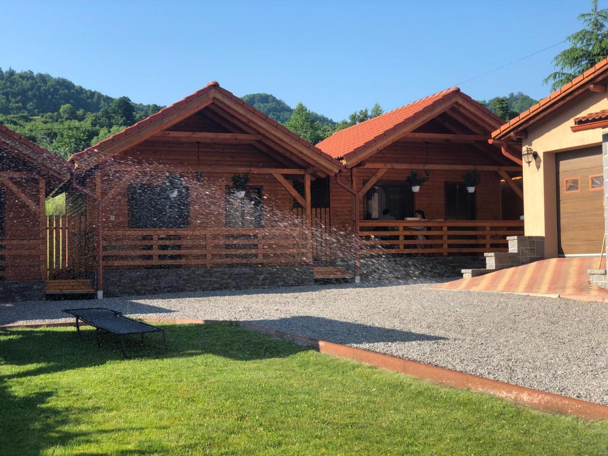 Riverside Woodhouses Прайд Екстериор снимка