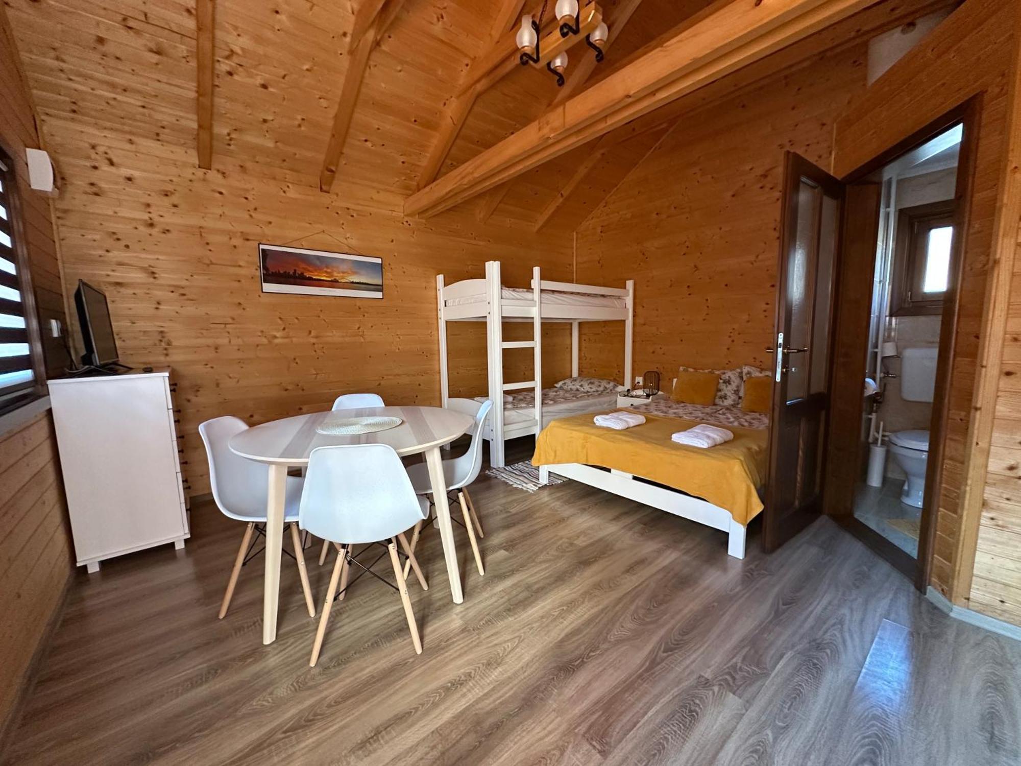 Riverside Woodhouses Прайд Екстериор снимка