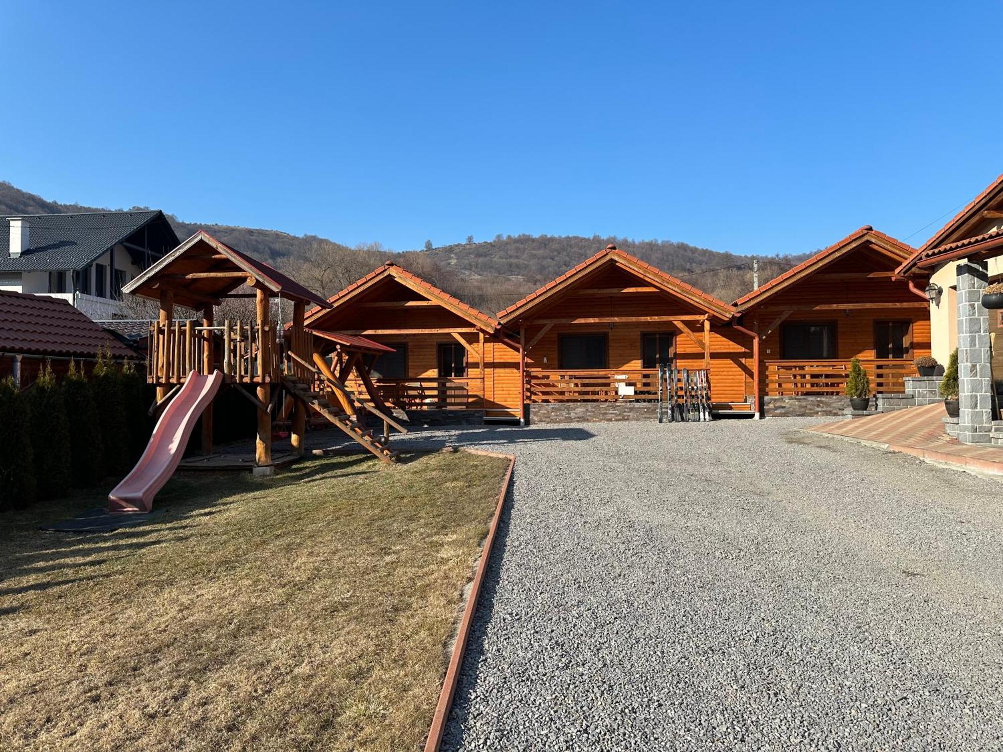 Riverside Woodhouses Прайд Екстериор снимка
