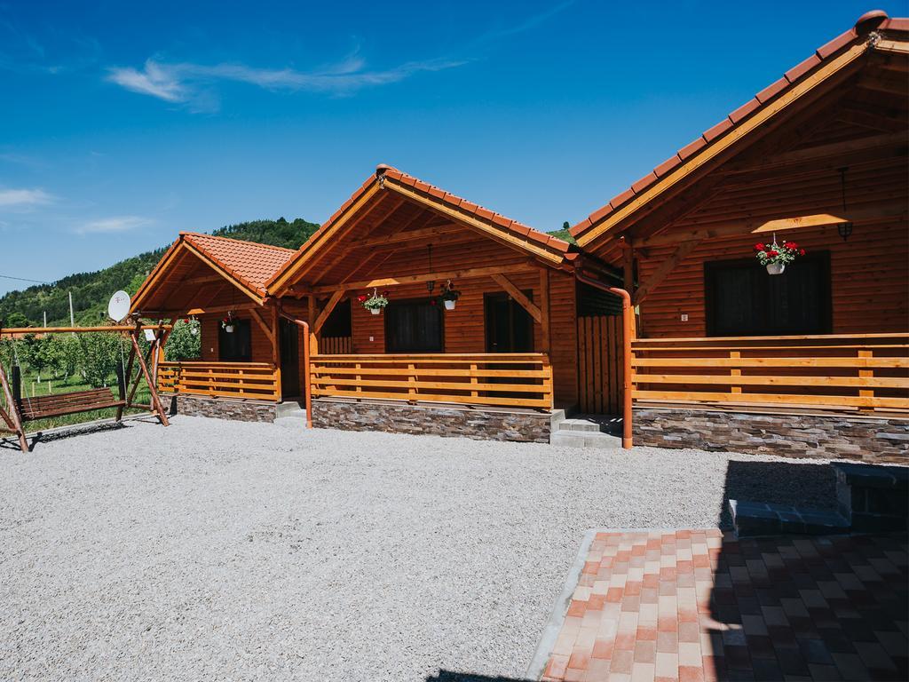 Riverside Woodhouses Прайд Екстериор снимка
