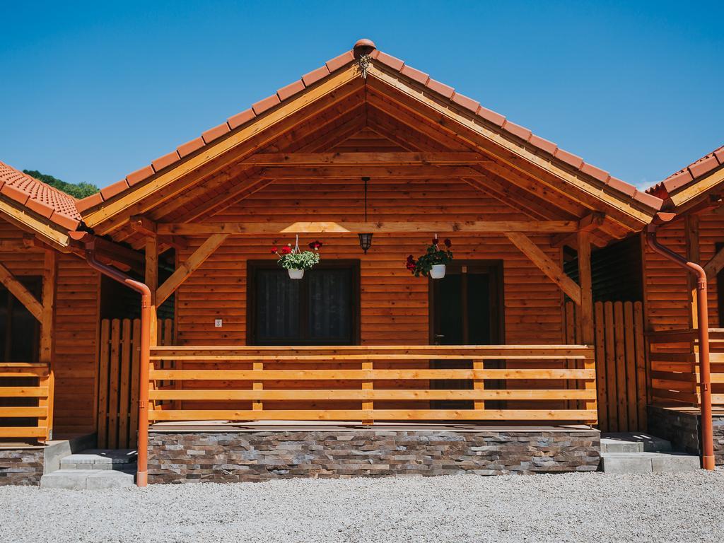 Riverside Woodhouses Прайд Екстериор снимка
