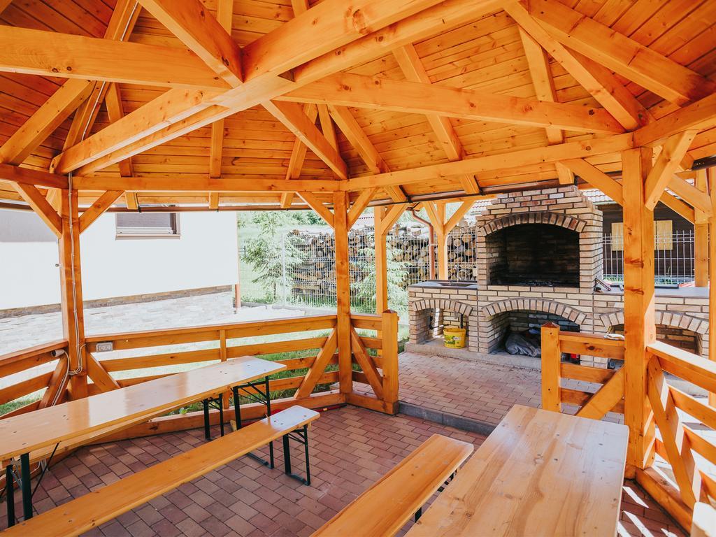 Riverside Woodhouses Прайд Екстериор снимка